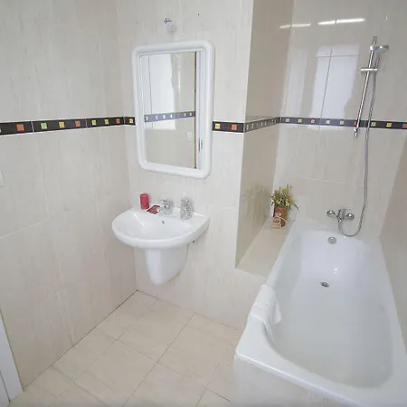 Alda Estacion מלון *