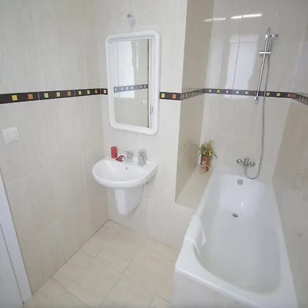 Alda Estacion מלון