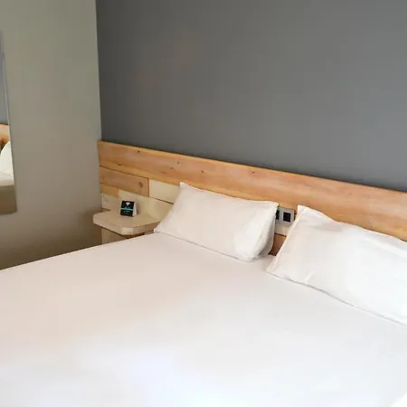 Alda Estacion מלון *