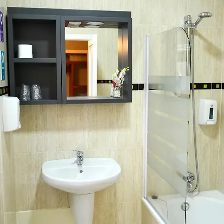 Alda Estacion מלון